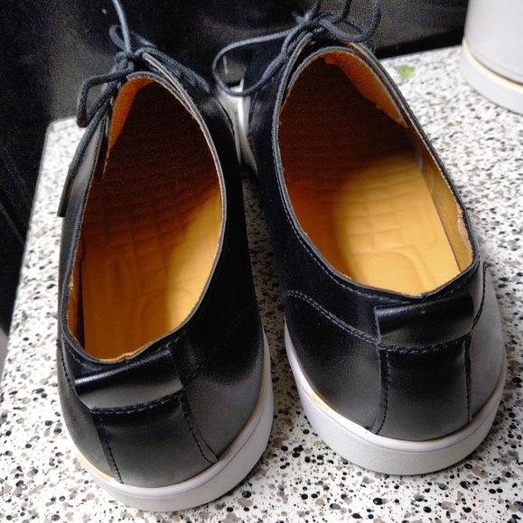 Shoes - Picture 4 of 6